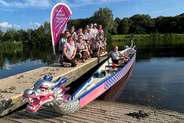 Personengruppe mit Drachenboot, Pink Patrol des Polizeisportvereins Ruhr 