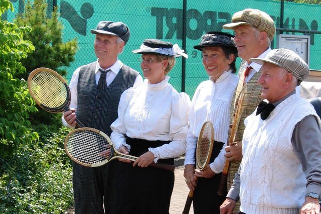 Frauen und Männer in historischer Tennis-Sportbekleidung